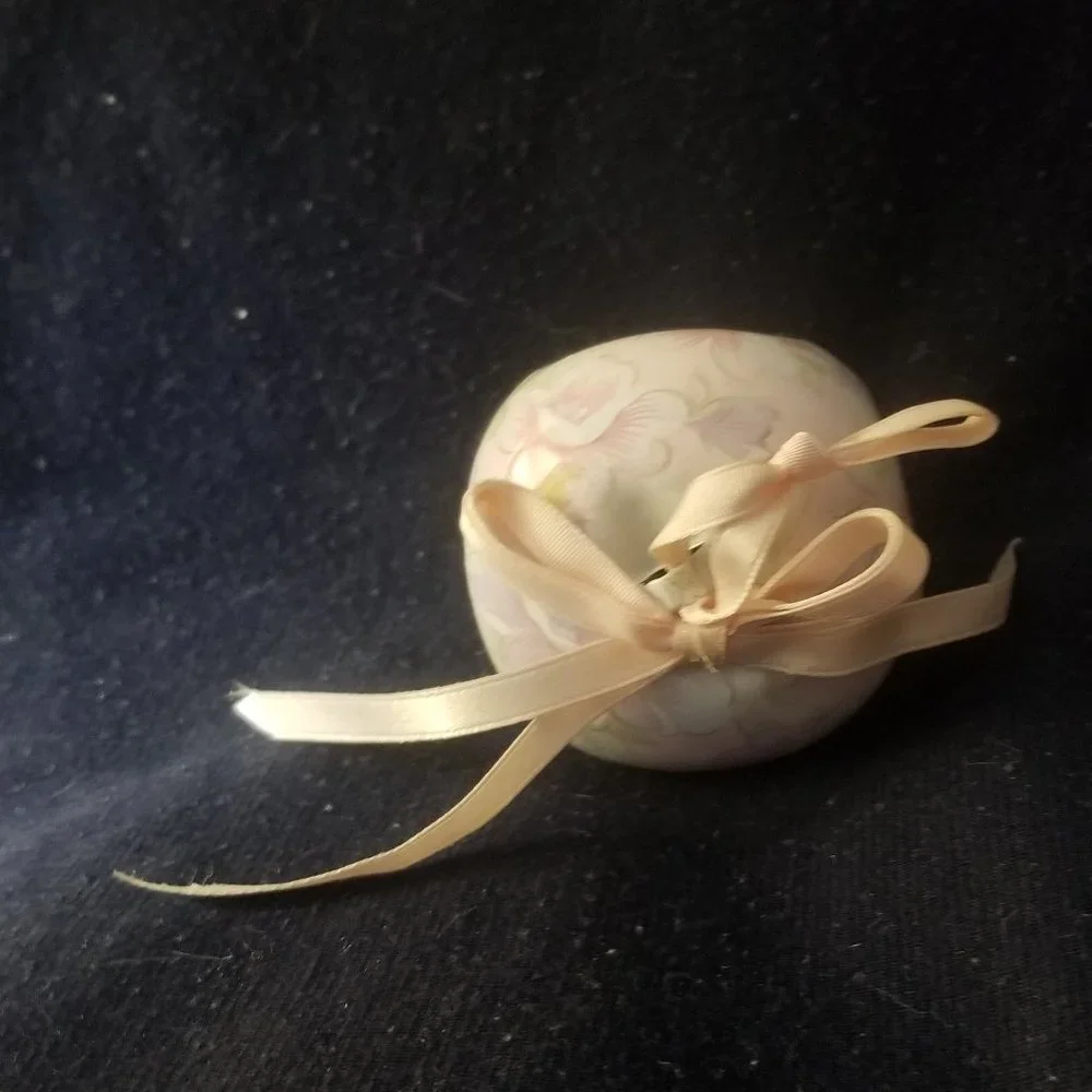 Ornament: vtg flower-decorated metal bell, $6 to add to a bundle